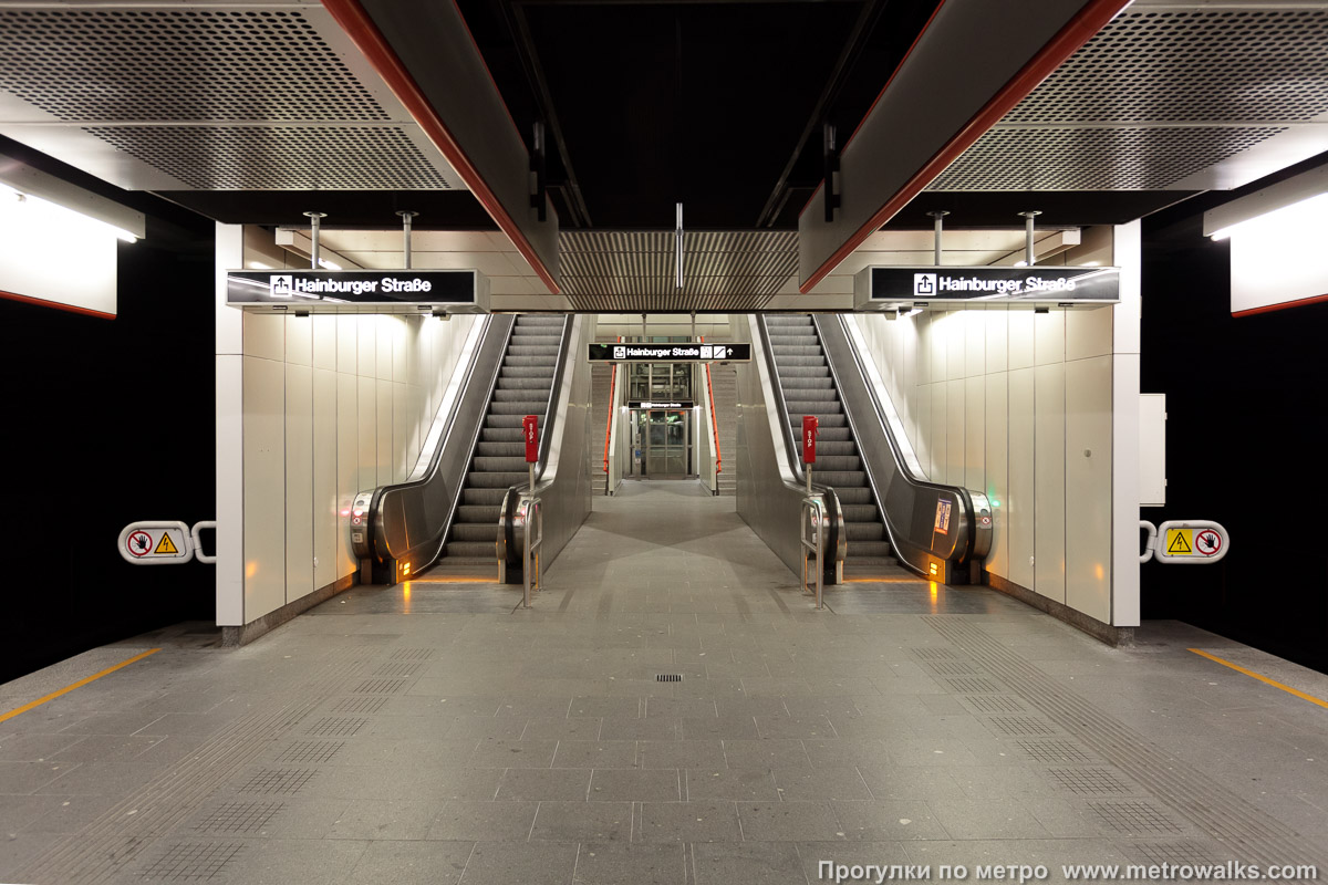 Фотография станции Rochusgasse [Рохусгассе] (U3, Вена). Выход в город, эскалаторы начинаются прямо с уровня платформы. На заднем плане — лифт.
