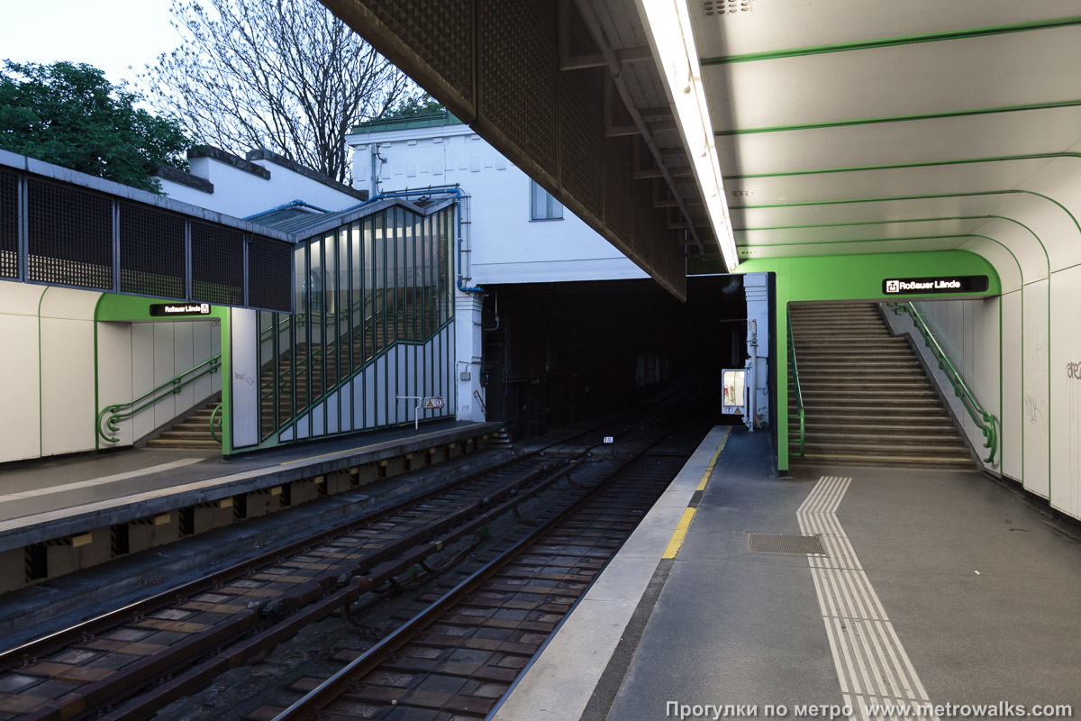 Фотография станции Roßauer Lände [Розауэр Лэнде] (U4, Вена). Выход в город осуществляется по лестнице.