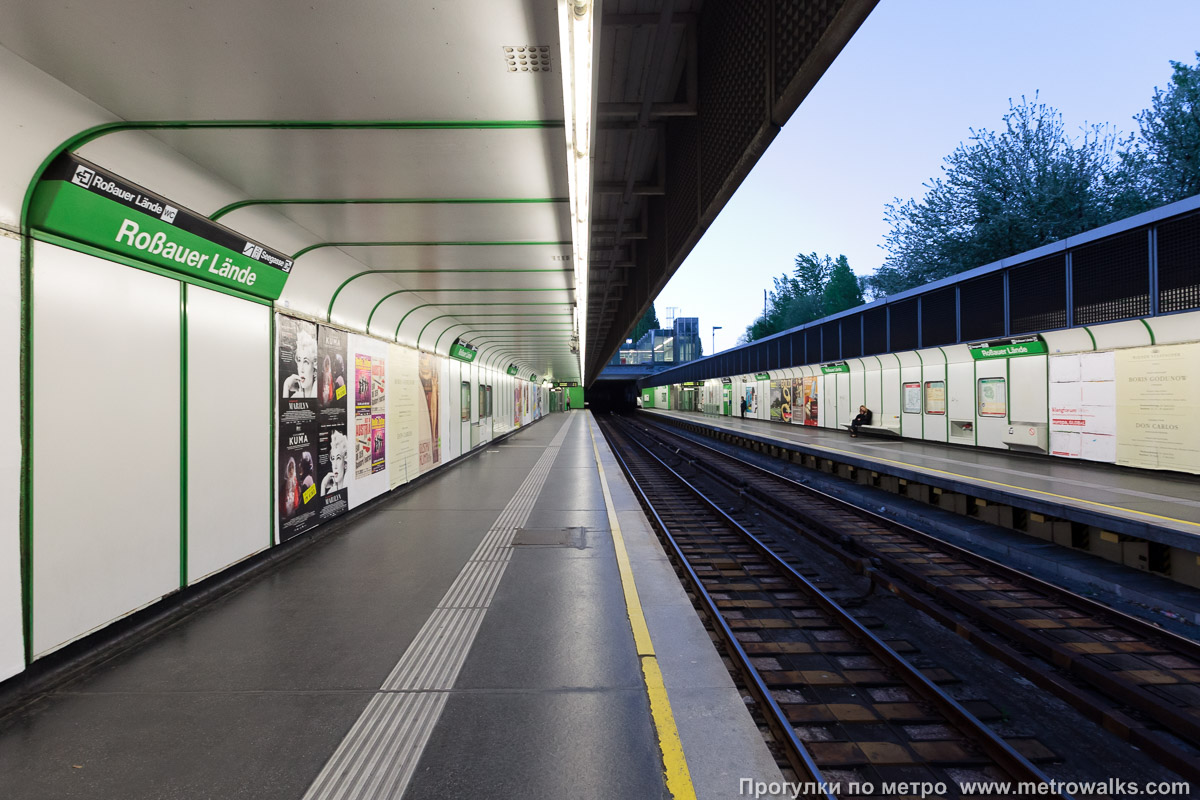 Фотография станции Roßauer Lände [Розауэр Лэнде] (U4, Вена). Продольный вид по оси станции.