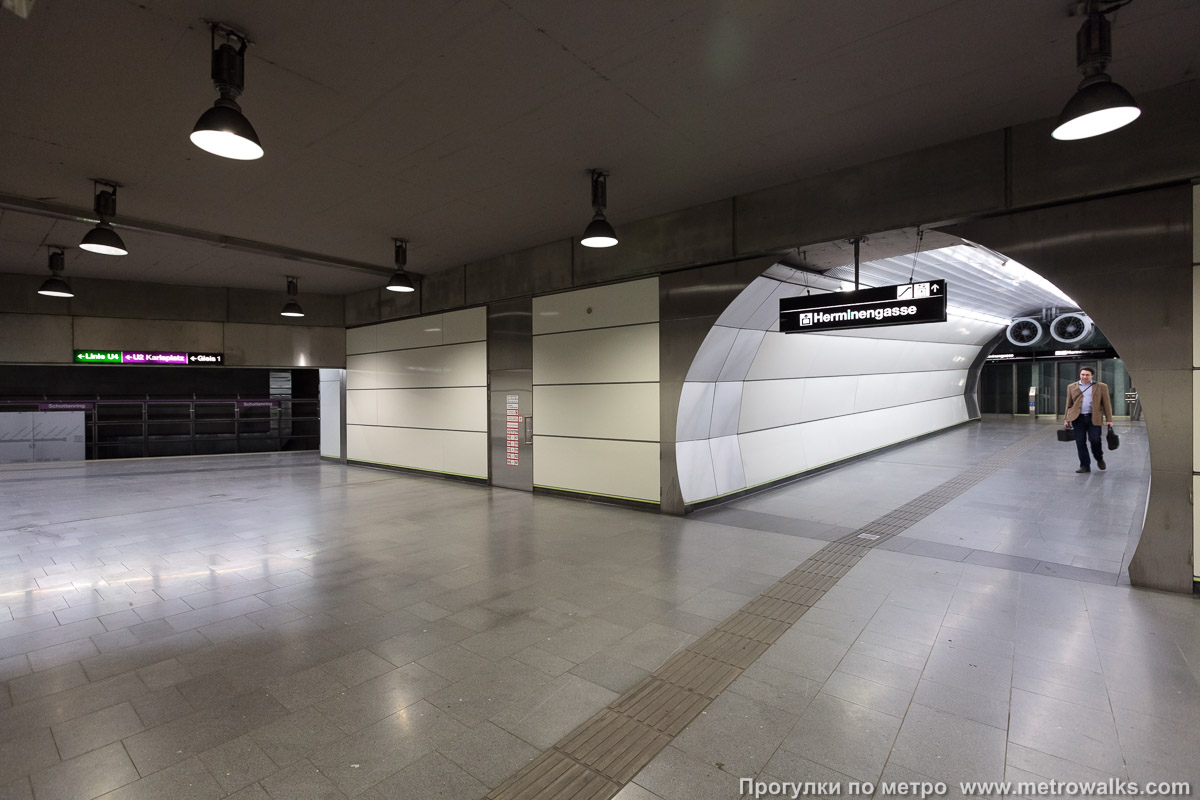 Фотография станции Schottenring [Шоттенринг] (U2, Вена). Переходный коридор к эскалаторам.