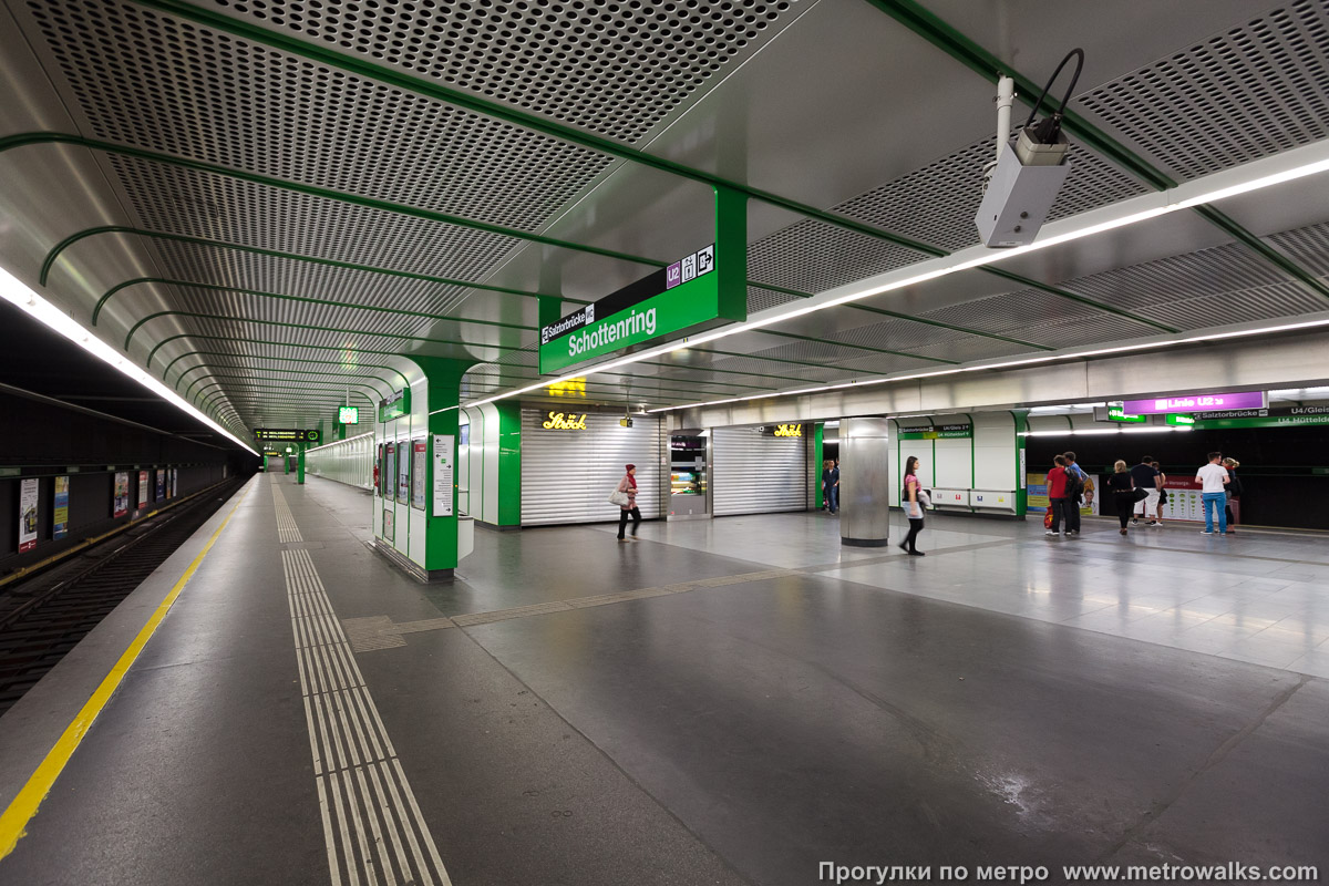 Фотография станции Schottenring [Шоттенринг] (U4, Вена). Вид с края платформы по диагонали на противоположную сторону сквозь центральный зал.