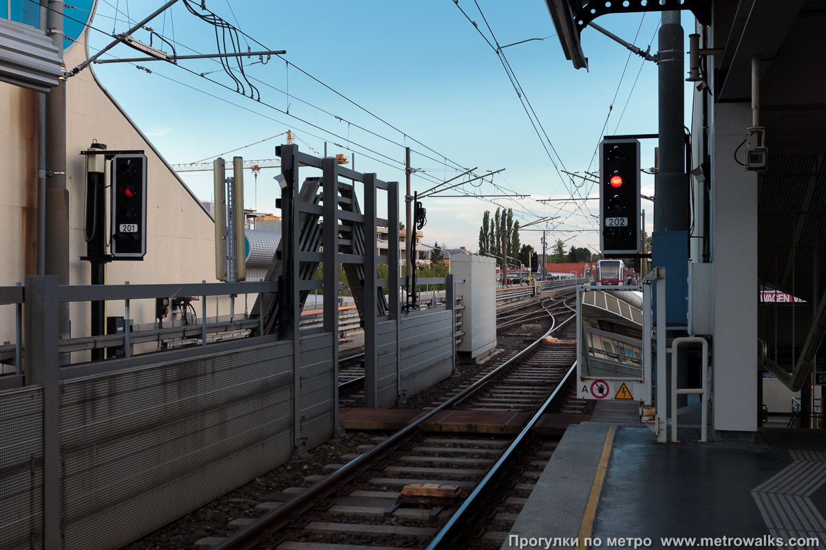 Фотография станции Siebenhirten [Зибенхиртен] (U6, Вена). Пути рядом со станцией.