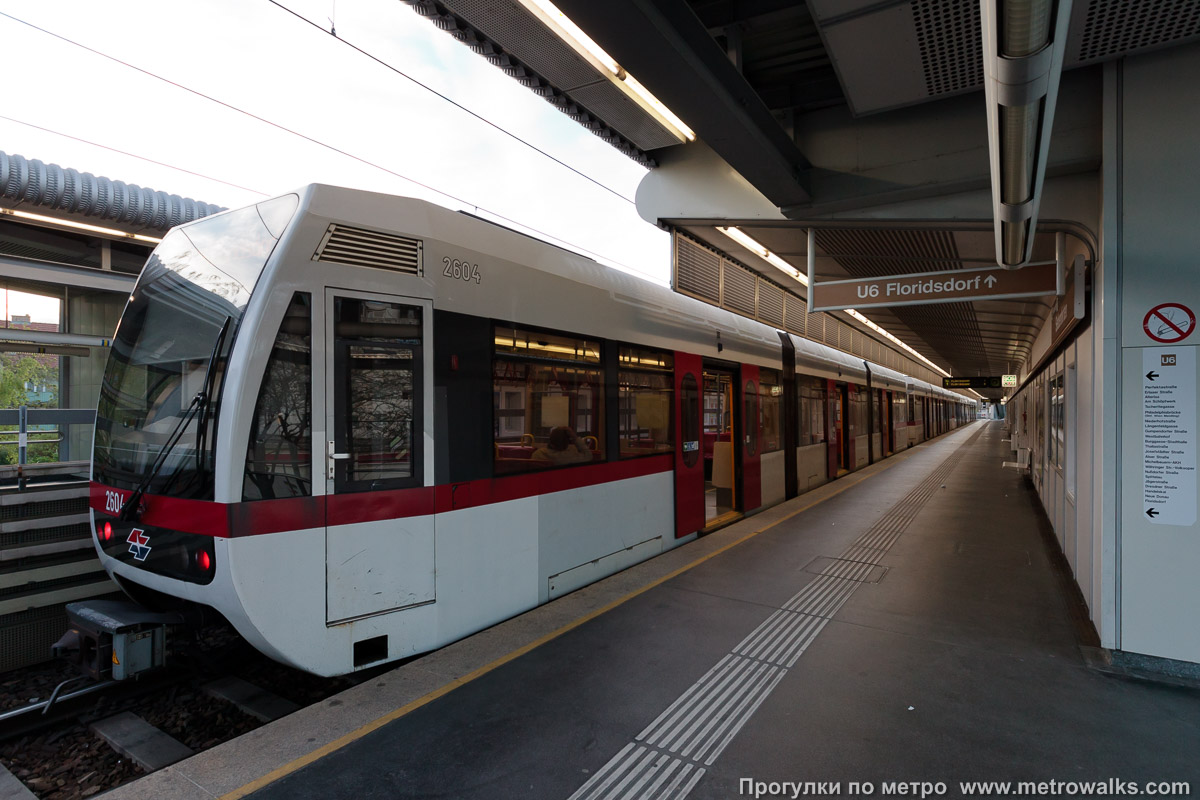 Фотография станции Siebenhirten [Зибенхиртен] (U6, Вена). Вид по диагонали. Для разнообразия — с поездом.
