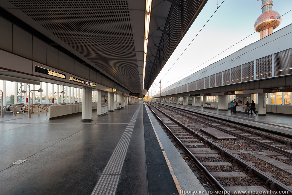 Фотография станции Spittelau [Шпиттелау] (U6, Вена). Продольный вид вдоль края платформы.