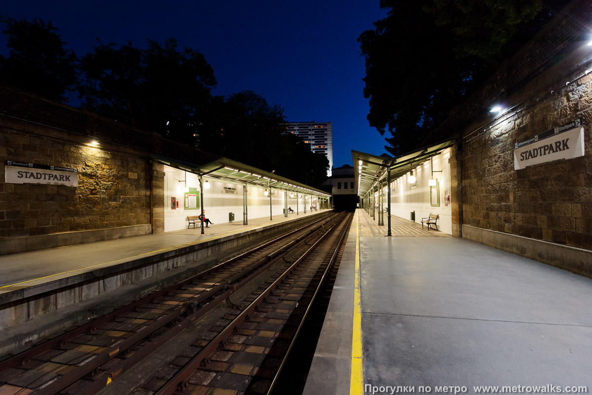 Фотография станции Stadtpark [Штадтпарк] (U4, Вена). Продольный вид по оси станции. На переднем плане — удлинение станции, достроенное при реконструкции линии к формату метро.