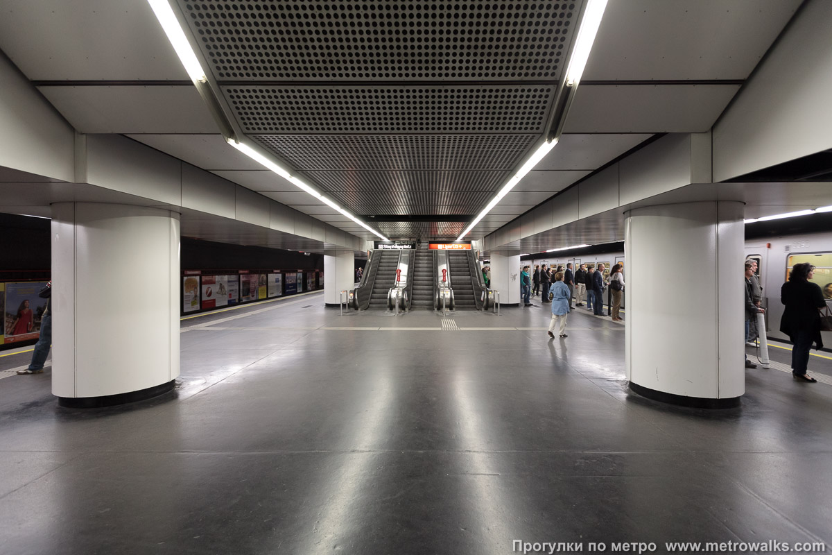 Фотография станции Stephansplatz [Штефансплац] (U1, Вена). Выход в город, эскалаторы начинаются прямо с уровня платформы. Выход совмещён с переходом на линию U3, находящуюся на меньшей глубине.