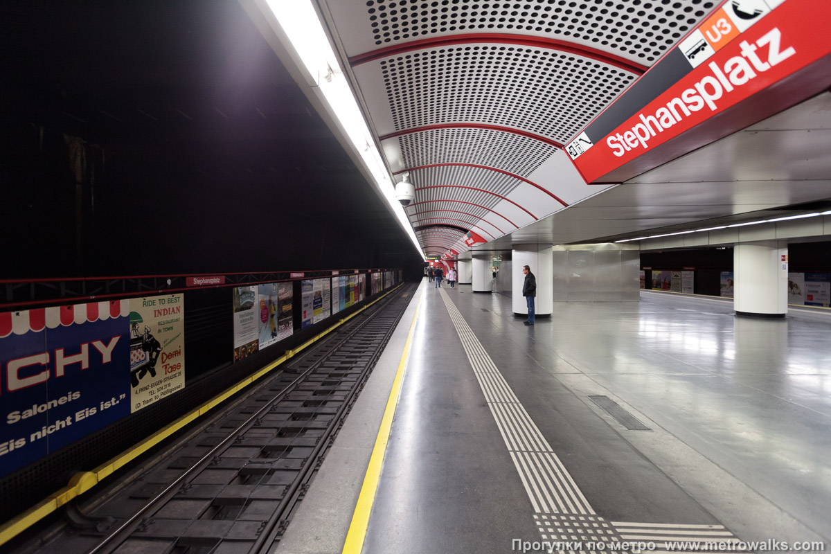 Фотография станции Stephansplatz [Штефансплац] (U1, Вена). Боковой зал станции и посадочная платформа, общий вид. Колонная часть станции.