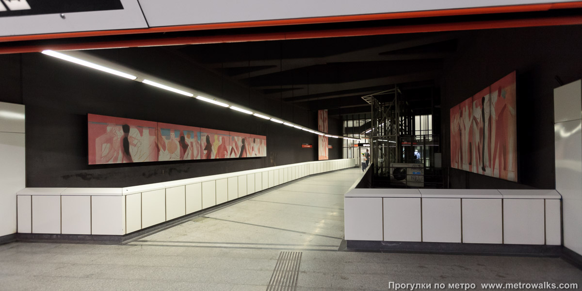 Фотография станции Stubentor [Штубентор] (U3, Вена). Переход над путями станции.