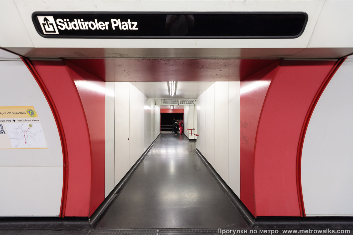 Фотография станции Südtiroler Platz — Hauptbahnhof [Зюдтиролер Плац — Хауптбанхоф] (U1, Вена). Сквозной вид с края платформы через два прохода между пилонами.