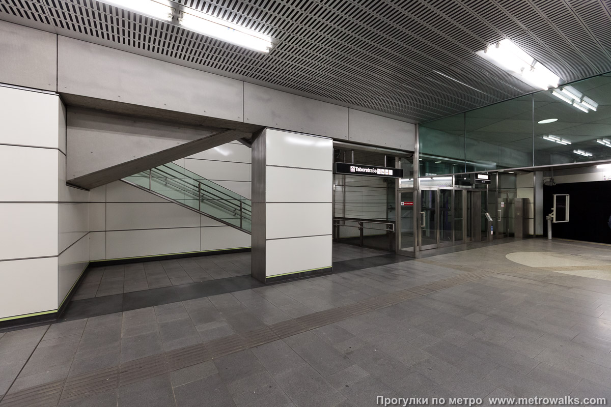Фотография станции Taborstraße [Таборштрассе] (U2, Вена). Лифт. Перед лифтом — аварийная пешеходная лестница.
