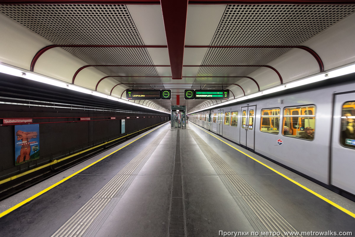 Фотография станции Taubstummengasse [Таубштумменгассе] (U1, Вена). Продольный вид по оси станции.