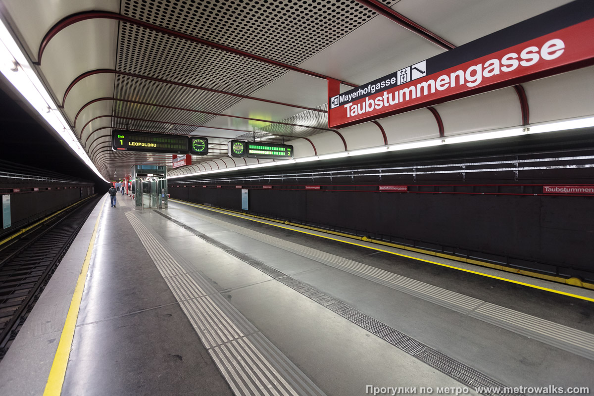 Фотография станции Taubstummengasse [Таубштумменгассе] (U1, Вена). Вид по диагонали.