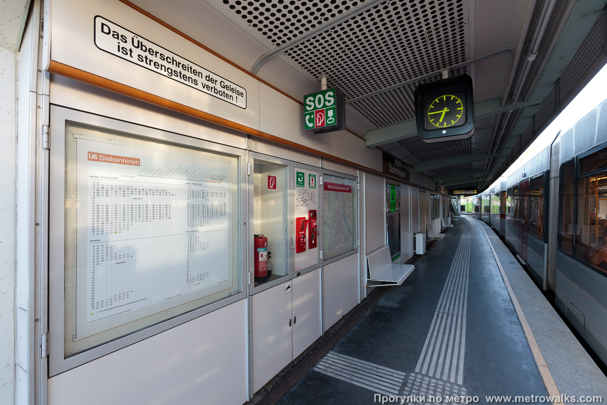 Фотография станции Tscherttegasse [Черттегассе] (U6, Вена). Информационный стенд.