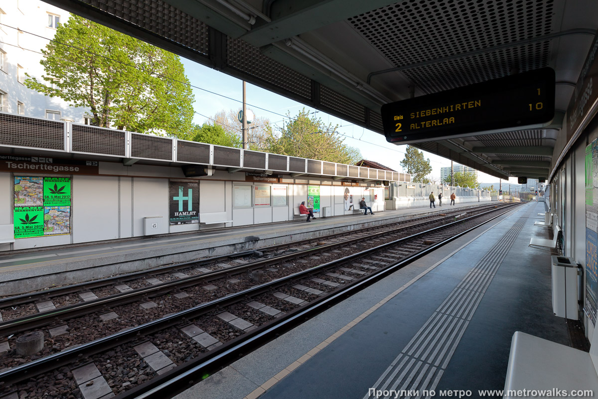 Фотография станции Tscherttegasse [Черттегассе] (U6, Вена). Вид по диагонали.