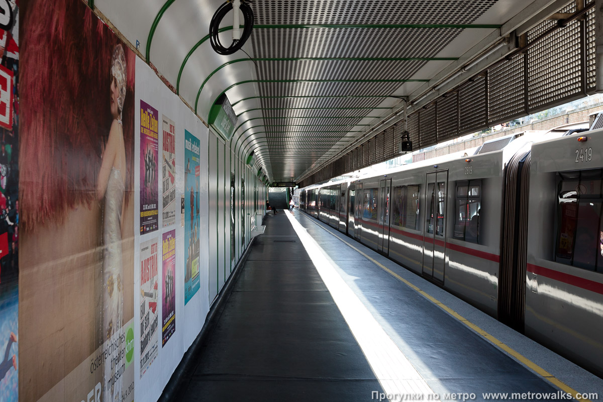 Фотография станции Unter St. Veit [Унтер Сент-Файт] (U4, Вена). Продольный вид. Для разнообразия — с поездом.