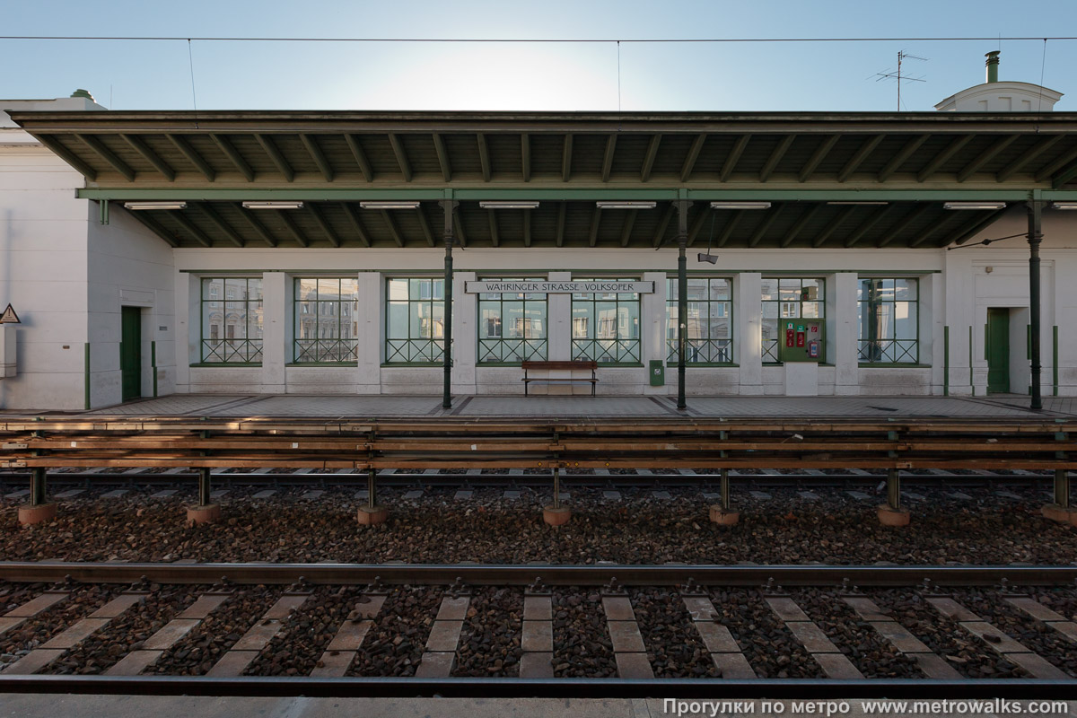 Фотография станции Währinger Straße — Volksoper [Вэрингер Штрассе — Фольксопер] (U6, Вена). Поперечный вид.