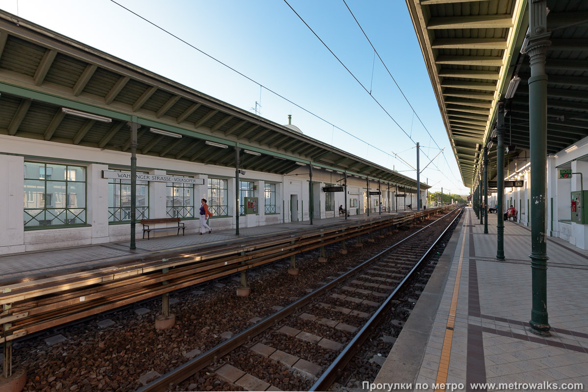 Фотография станции Währinger Straße — Volksoper [Вэрингер Штрассе — Фольксопер] (U6, Вена). Продольный вид вдоль края платформы.