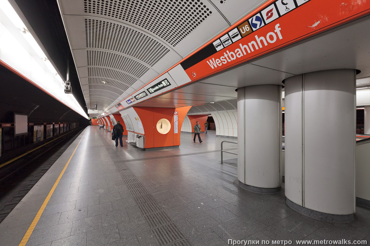 Фотография станции Westbahnhof [Вестбанхоф] (U3, Вена). Вид с края платформы по диагонали на противоположную сторону сквозь центральный зал.