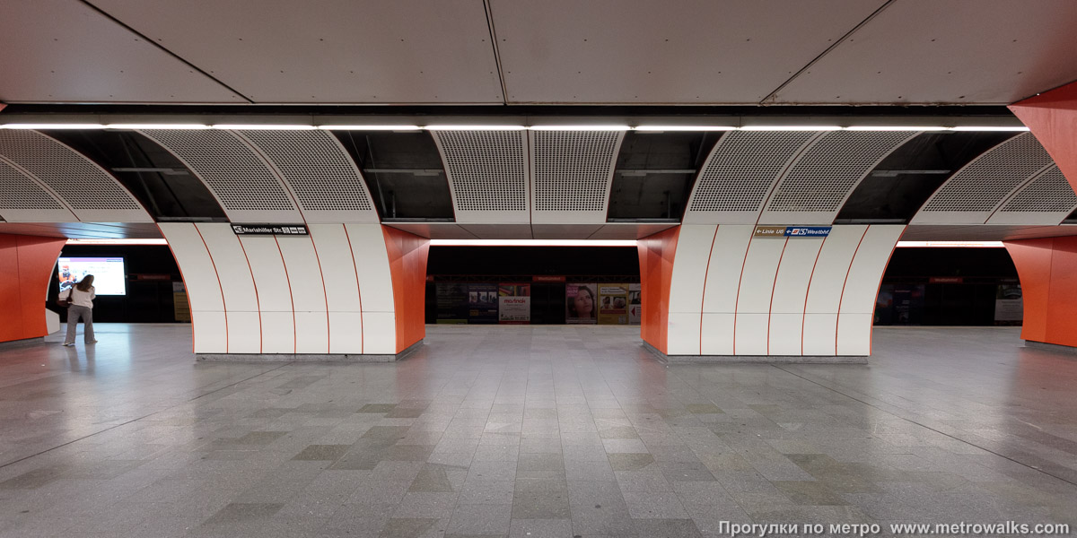 Фотография станции Westbahnhof [Вестбанхоф] (U3, Вена). Поперечный вид, проходы между пилонами из центрального зала на платформу.