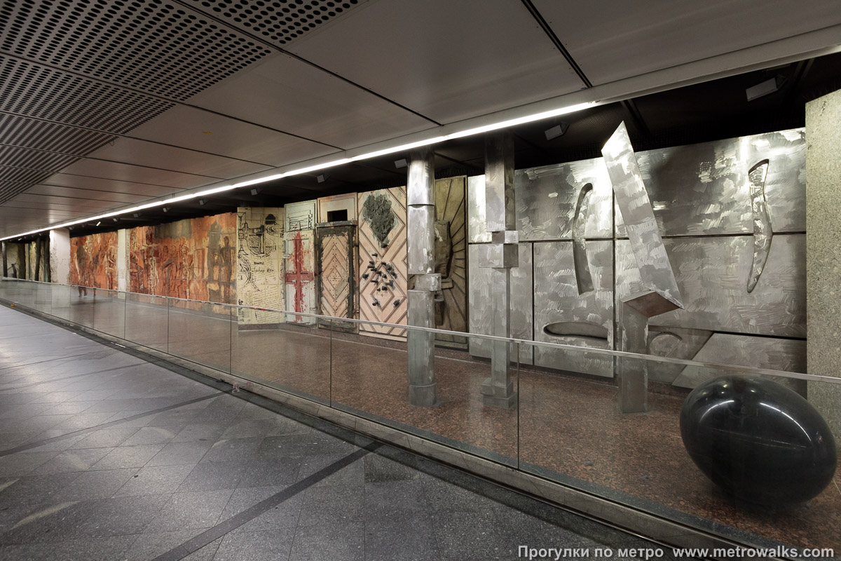 Фотография станции Westbahnhof [Вестбанхоф] (U3, Вена). Элемент декоративного оформления перехода крупным планом.