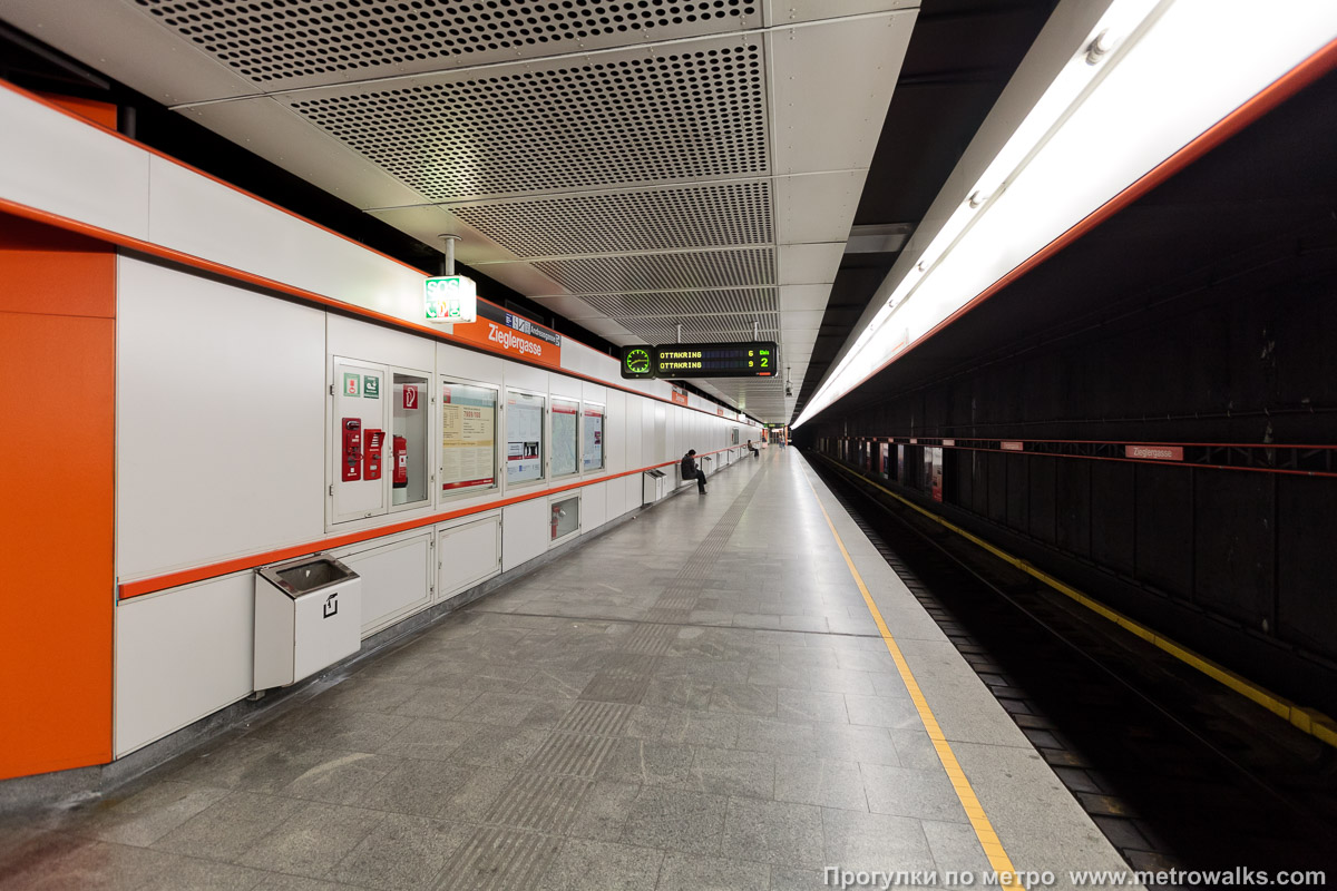 Фотография станции Zieglergasse [Циглергассе] (U3, Вена). Боковой зал станции и посадочная платформа, общий вид. Средняя часть платформы.