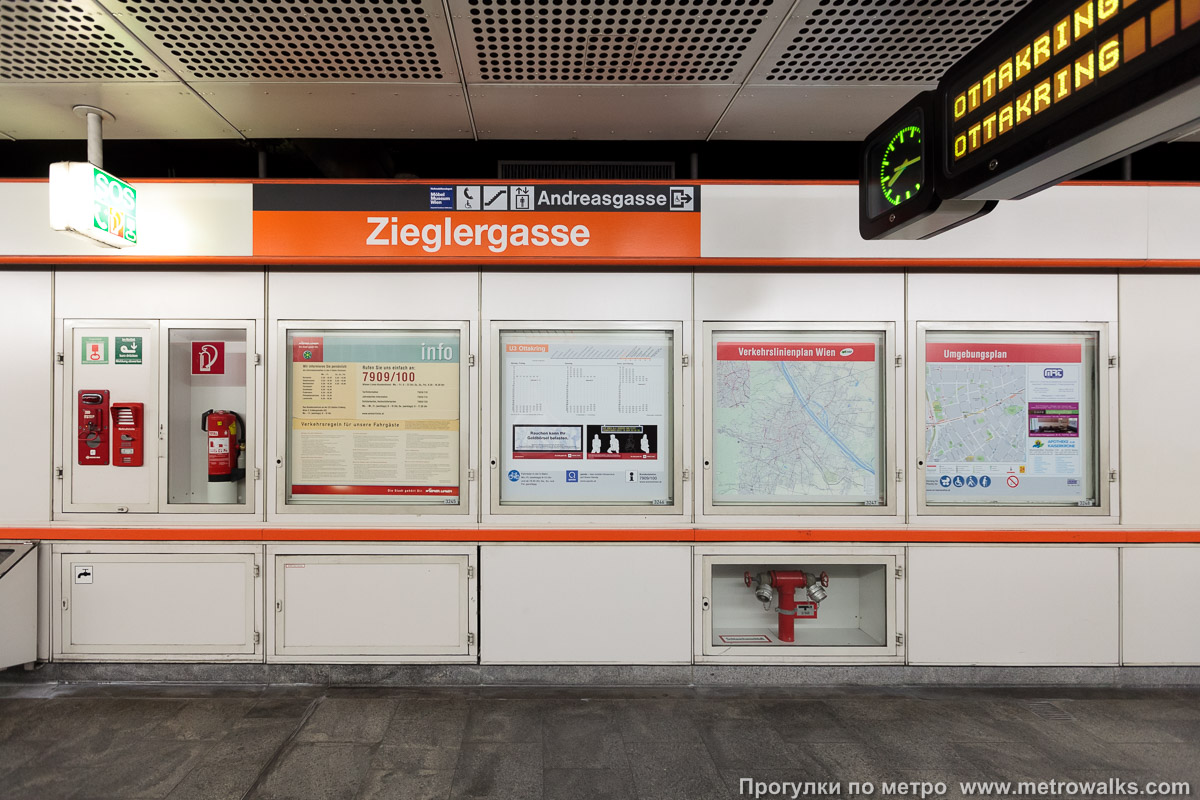 Фотография станции Zieglergasse [Циглергассе] (U3, Вена). Информационный стенд на платформе.