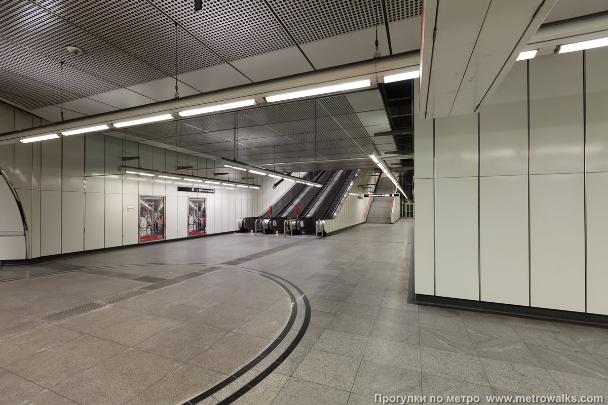 Фотография станции Zippererstraße [Ципперерштрассе] (U3, Вена). Выход в город, эскалаторы начинаются прямо с уровня платформы. Это самые длинные эскалаторы в венском метро, высота подъёма составляет 17.7 метра.