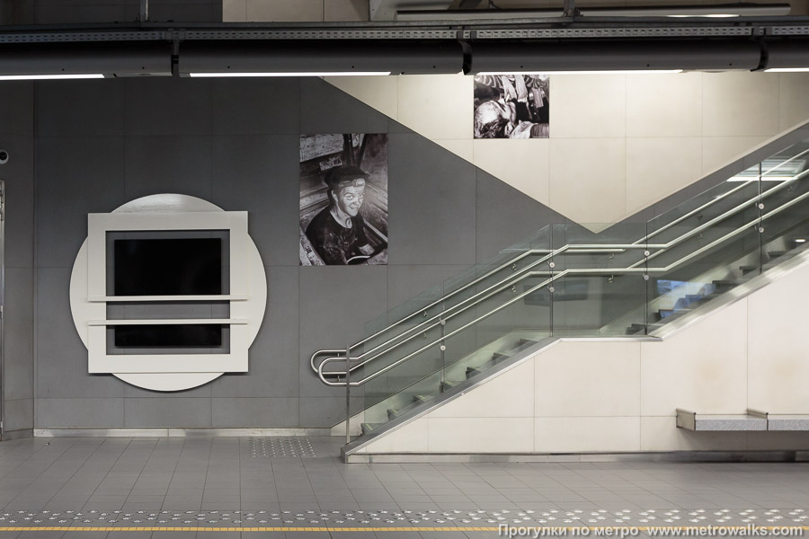 Станция Arts-Loi / Kunst-Wet [Ар-Луа́ / Кюнст-Вет] (линия 1, Брюссель). По краям платформы — дополнительные лестницы перехода на линию 2/6.
