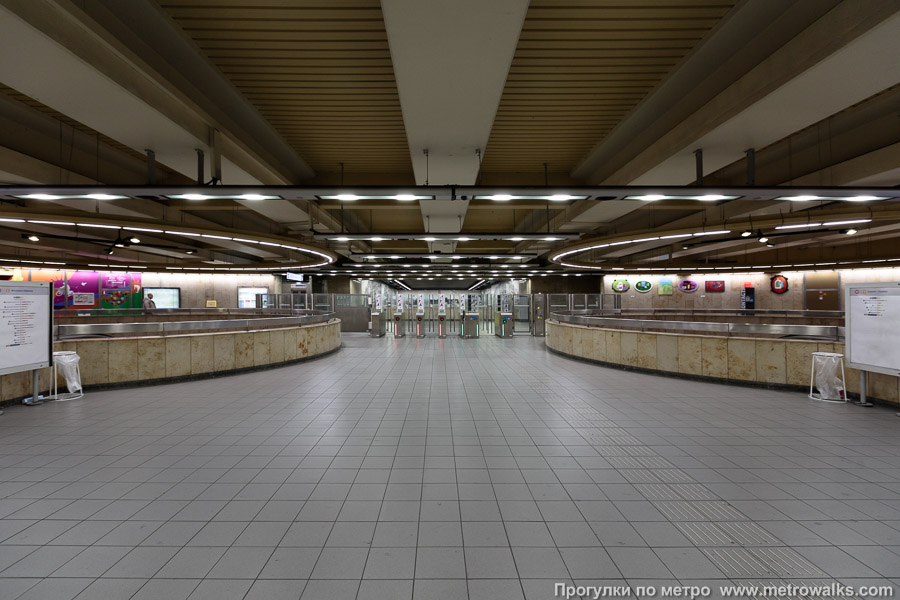 Станция Aumale [Ома́ль] (линия 5, Брюссель). Внутри вестибюля станции, общий вид.