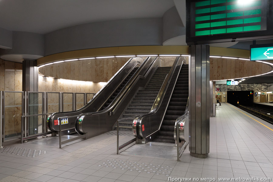 Станция Aumale [Ома́ль] (линия 5, Брюссель). Выход в город, эскалаторы начинаются прямо с уровня платформы.
