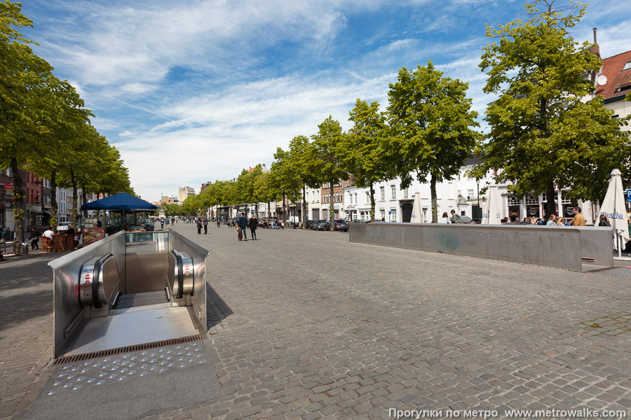 Станция Sainte-Catherine / Sint-Katelijne [Са́нте-Катери́н / Синт-Кателе́йне] (линия 5, Брюссель). Эскалаторы на спуске в подземный переход.