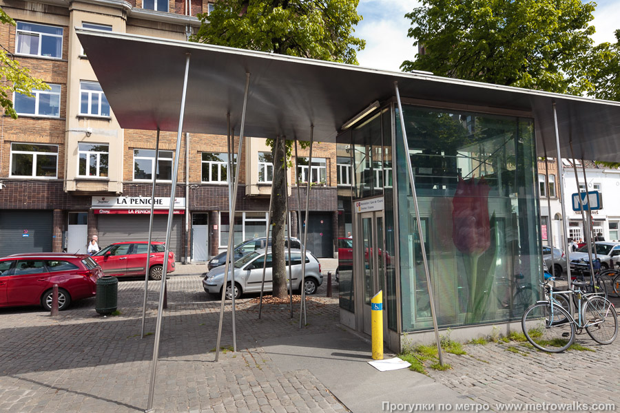 Станция Sainte-Catherine / Sint-Katelijne [Са́нте-Катери́н / Синт-Кателе́йне] (линия 1, Брюссель). На станцию можно спуститься на лифте прямо с улицы.