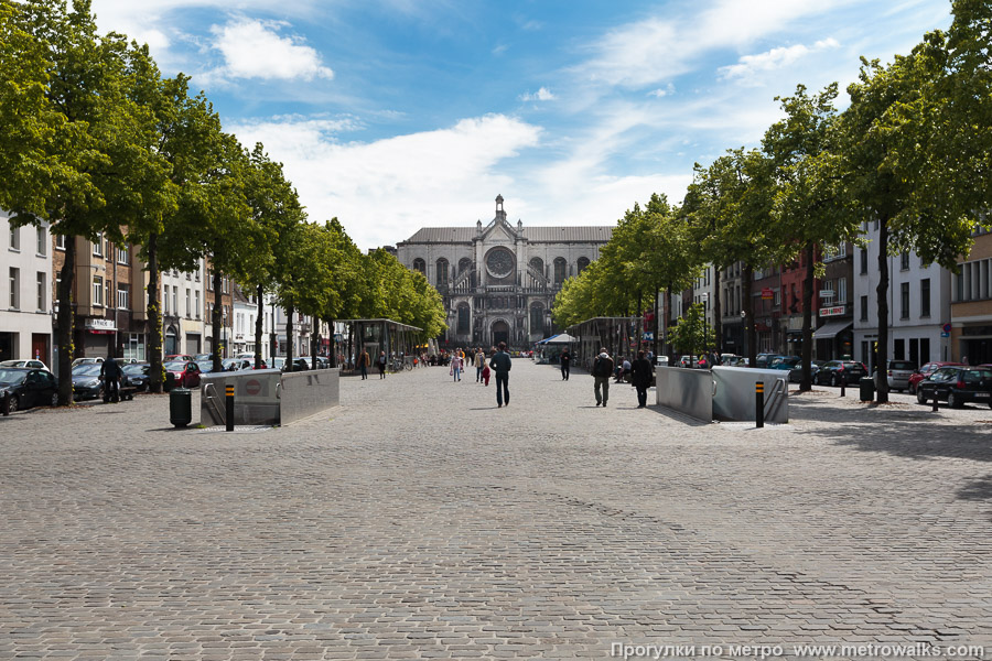 Станция Sainte-Catherine / Sint-Katelijne [Са́нте-Катери́н / Синт-Кателе́йне] (линия 5, Брюссель). Общий вид окрестностей станции. Площадь рыбного рынка. На заднем плане — Екатерининская церковь.