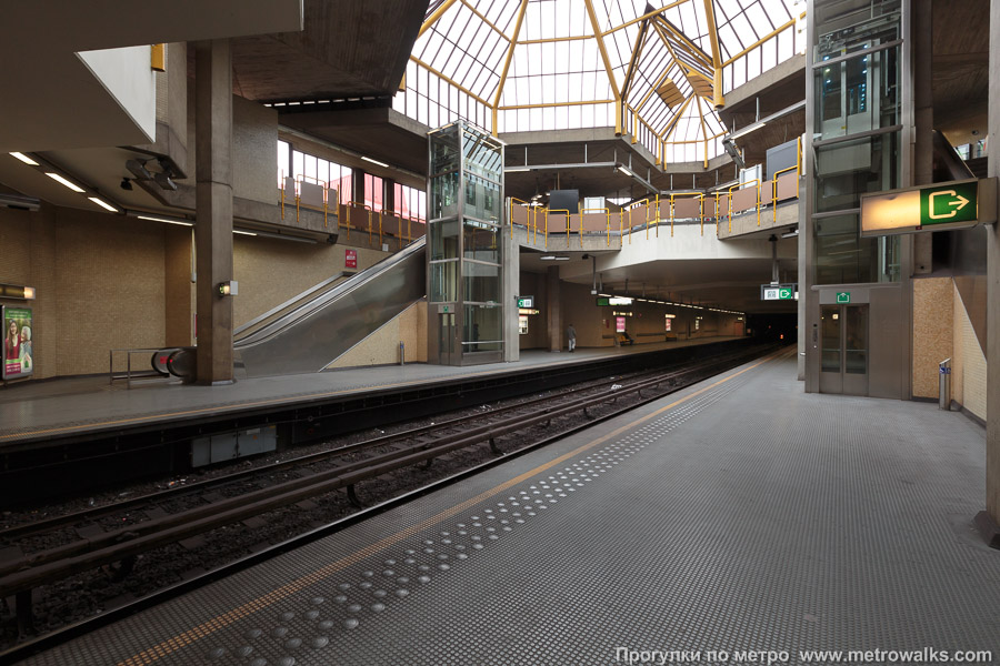 Станция Crainhem / Kraainem [Кра́йнэм] (линия 1, Брюссель). Вид по диагонали.