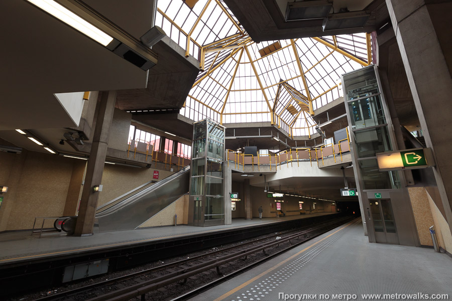Станция Crainhem / Kraainem [Кра́йнэм] (линия 1, Брюссель). Подземная станция освещается естественным уличным светом через стеклянный купол над путями.