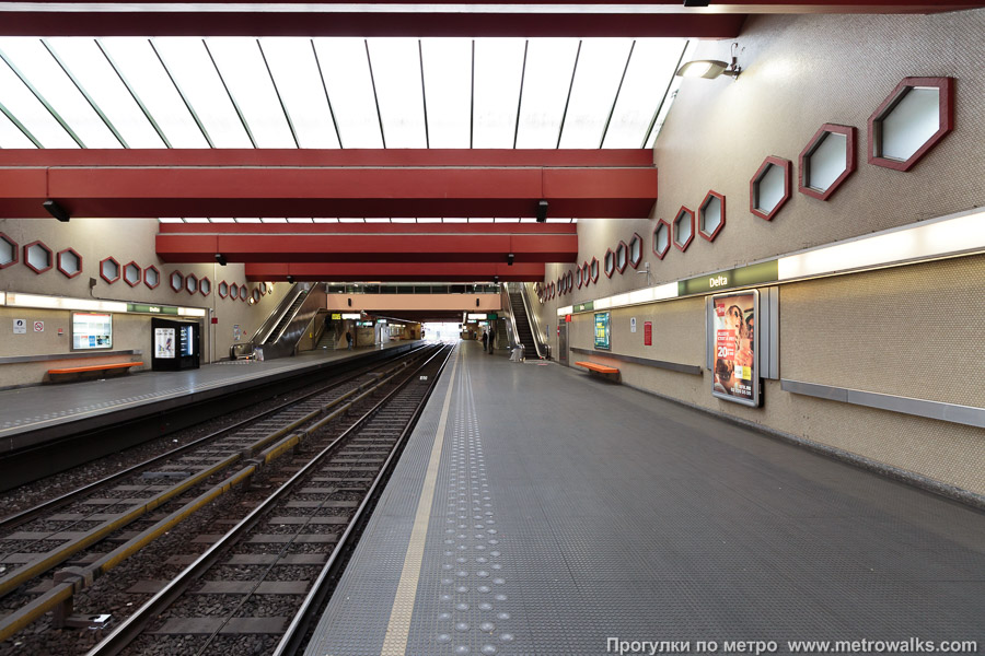 Станция Delta [Дэльта́] (линия 5, Брюссель). Продольный вид вдоль края платформы.