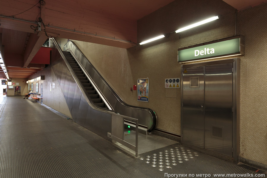 Станция Delta [Дэльта́] (линия 5, Брюссель). Выход в город, эскалаторы начинаются прямо с уровня платформы.