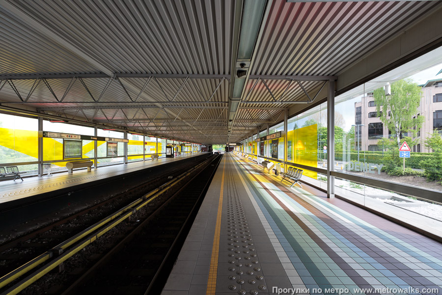 Станция Demey [Дэме́] (линия 5, Брюссель). Продольный вид вдоль края платформы.