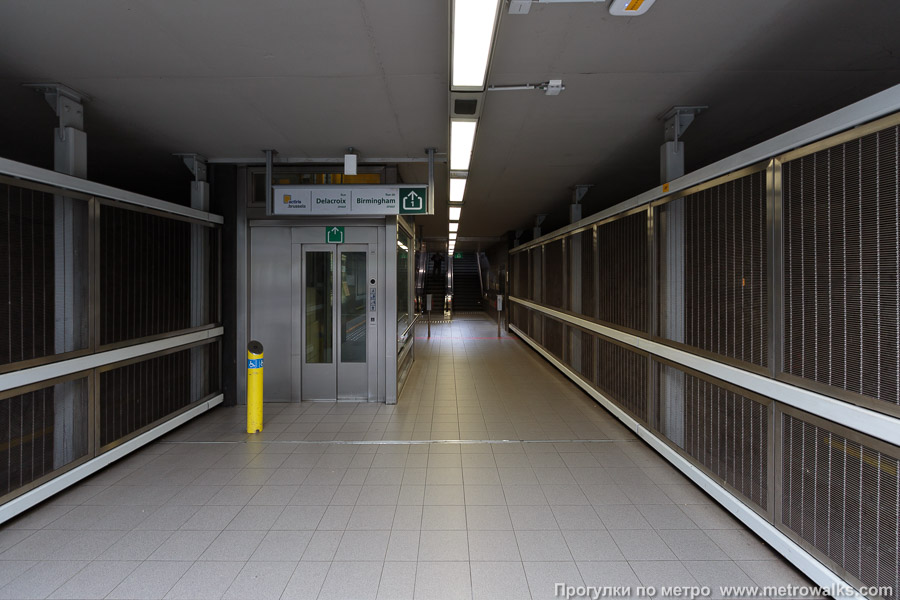 Станция Delacroix [Дэлакруа́] (линия 2/6, Брюссель). Второй выход с противоположной стороны станции.