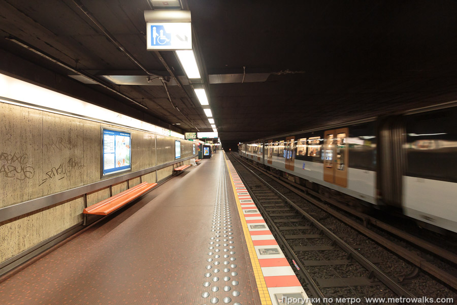 Станция Gare Centrale / Centraal Station [Гар Сентра́ль / Сентра́л стасьо́н] (линия 1, Брюссель). На станции всегда много народа, без людей её можно сфотографировать только с поездом.