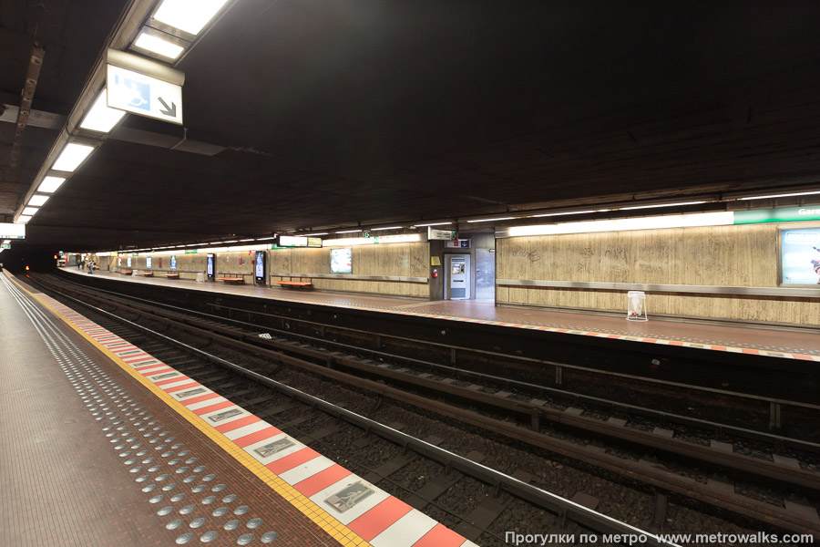 Станция Gare Centrale / Centraal Station [Гар Сентра́ль / Сентра́л стасьо́н] (линия 1, Брюссель). Вид по диагонали.