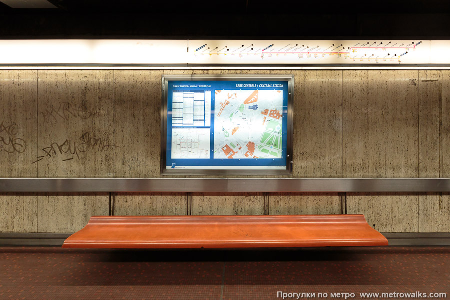 Станция Gare Centrale / Centraal Station [Гар Сентра́ль / Сентра́л стасьо́н] (линия 1, Брюссель). Скамейка.