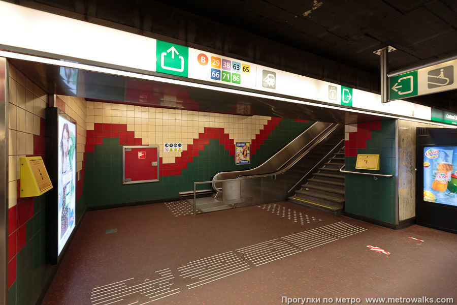 Станция Gare Centrale / Centraal Station [Гар Сентра́ль / Сентра́л стасьо́н] (линия 1, Брюссель). Выход в город, эскалаторы начинаются прямо с уровня платформы.