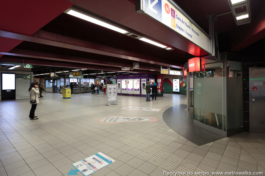 Станция Gare Centrale / Centraal Station [Гар Сентра́ль / Сентра́л стасьо́н] (линия 5, Брюссель). Внутри вестибюля станции, общий вид.