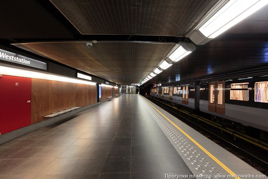 Станция Gare de l'Ouest / Weststation [Гар дё лю́эст / Ве́стстасьо́н] (линия 5, Брюссель). Продольный вид вдоль края платформы. Для разнообразия — с поездом.