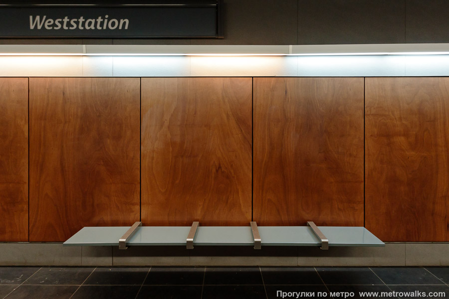 Станция Gare de l'Ouest / Weststation [Гар дё лю́эст / Ве́стстасьо́н] (линия 5, Брюссель). Скамейка.