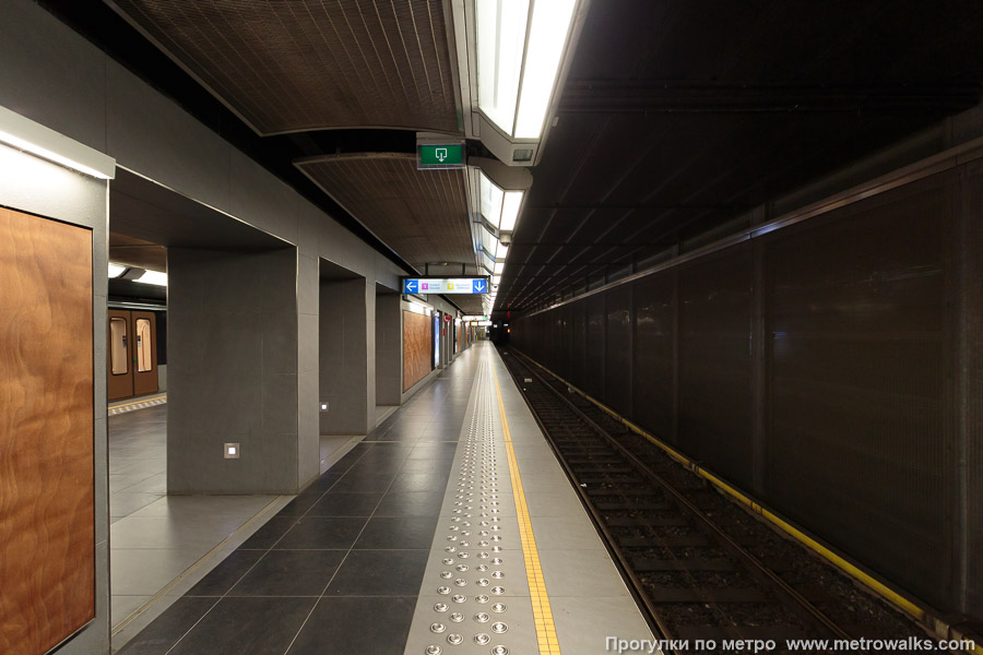 Станция Gare de l'Ouest / Weststation [Гар дё лю́эст / Ве́стстасьо́н] (линия 1, Брюссель). Путь 5-й линии в направлении центра города скрыт от основной части станции рядом колонн.