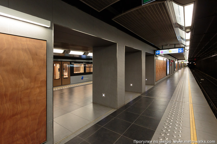 Станция Gare de l'Ouest / Weststation [Гар дё лю́эст / Ве́стстасьо́н] (линия 5, Брюссель). Вид по диагонали. В боковом зале станции.