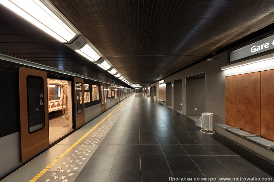 Станция Gare de l'Ouest / Weststation [Гар дё лю́эст / Ве́стстасьо́н] (линия 1, Брюссель). Центральный путь используется для оборота поездов 1-й линии, поэтому на нём почти всегда стоит поезд.