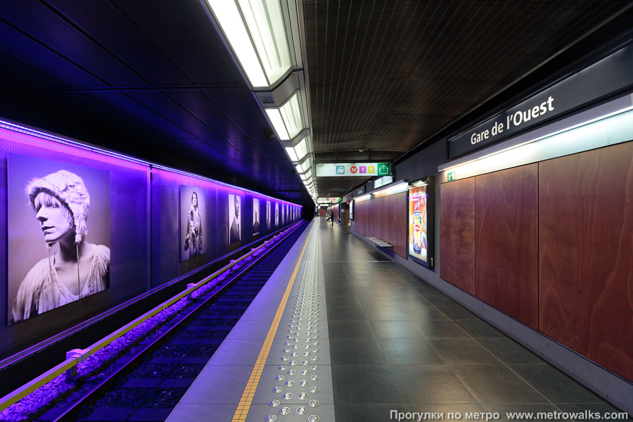 Станция Gare de l'Ouest / Weststation [Гар дё лю́эст / Ве́стстасьо́н] (линия 2/6, Брюссель). Продольный вид вдоль края платформы. Нижний зал станции — путь на север, к станции Beekkant.